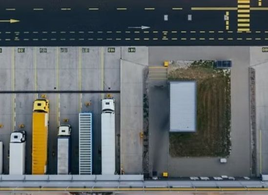 Magazzino con baie di carico